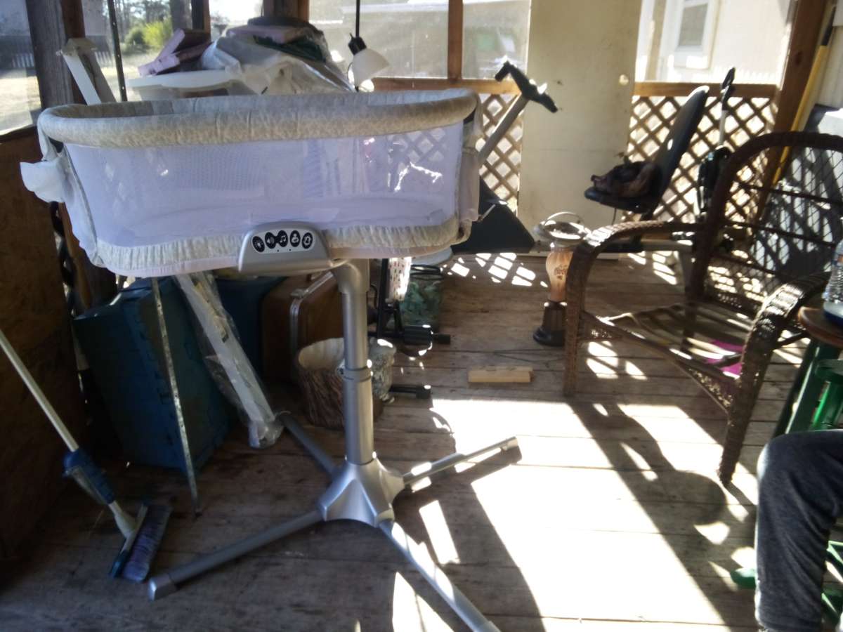 halo bassinet it swivels on stand