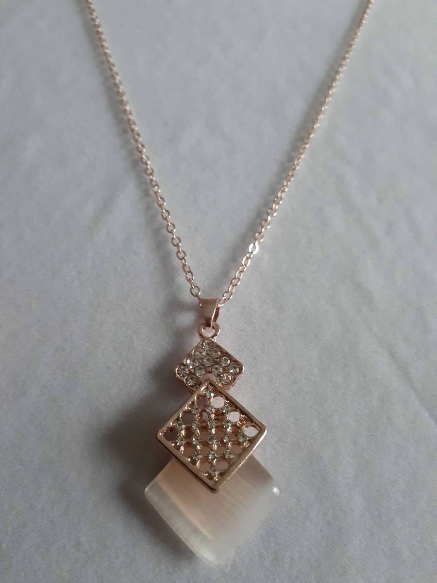 Beautiful necklace and earrings set rose gold