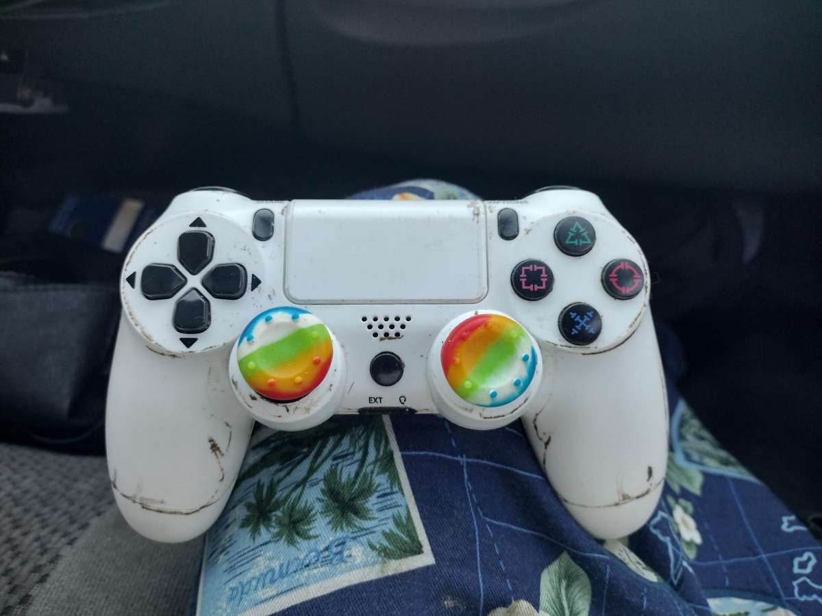 BRAND NEW PS4 CONTROLLER LIGHTLY     HARDLY  USED WHITE