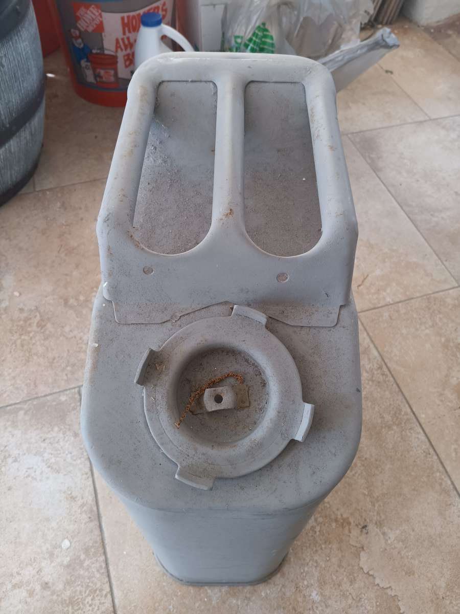 blitz g 5 gal metal gas can