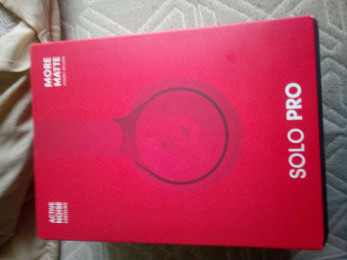 Im saling some brand new red beats by Pharrell Williams