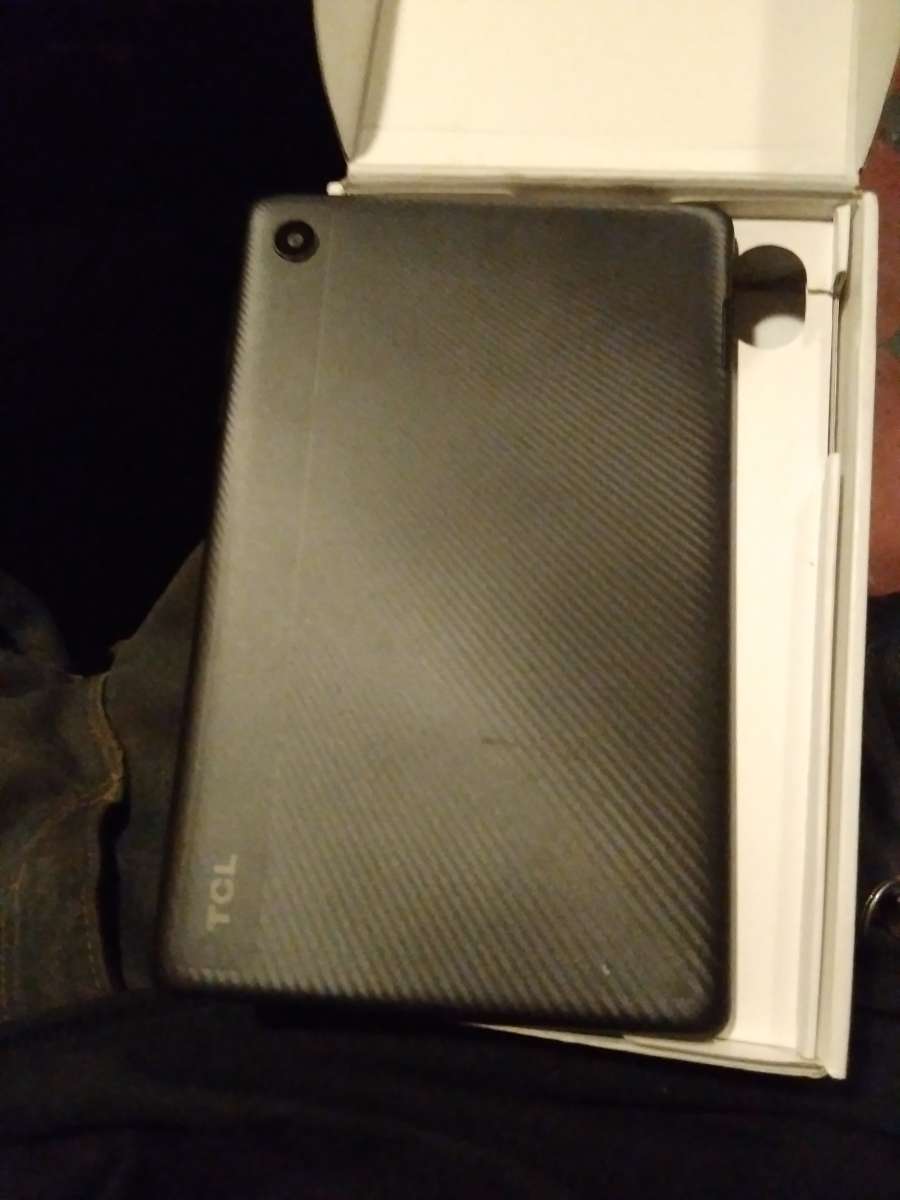 tablet 32 gig it does have a crack in the screen