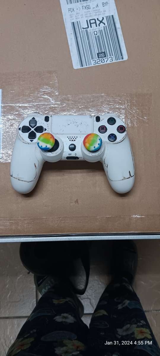 BRAND NEW PS4 CONTROLLER LIGHTLY     HARDLY  USED WHITE