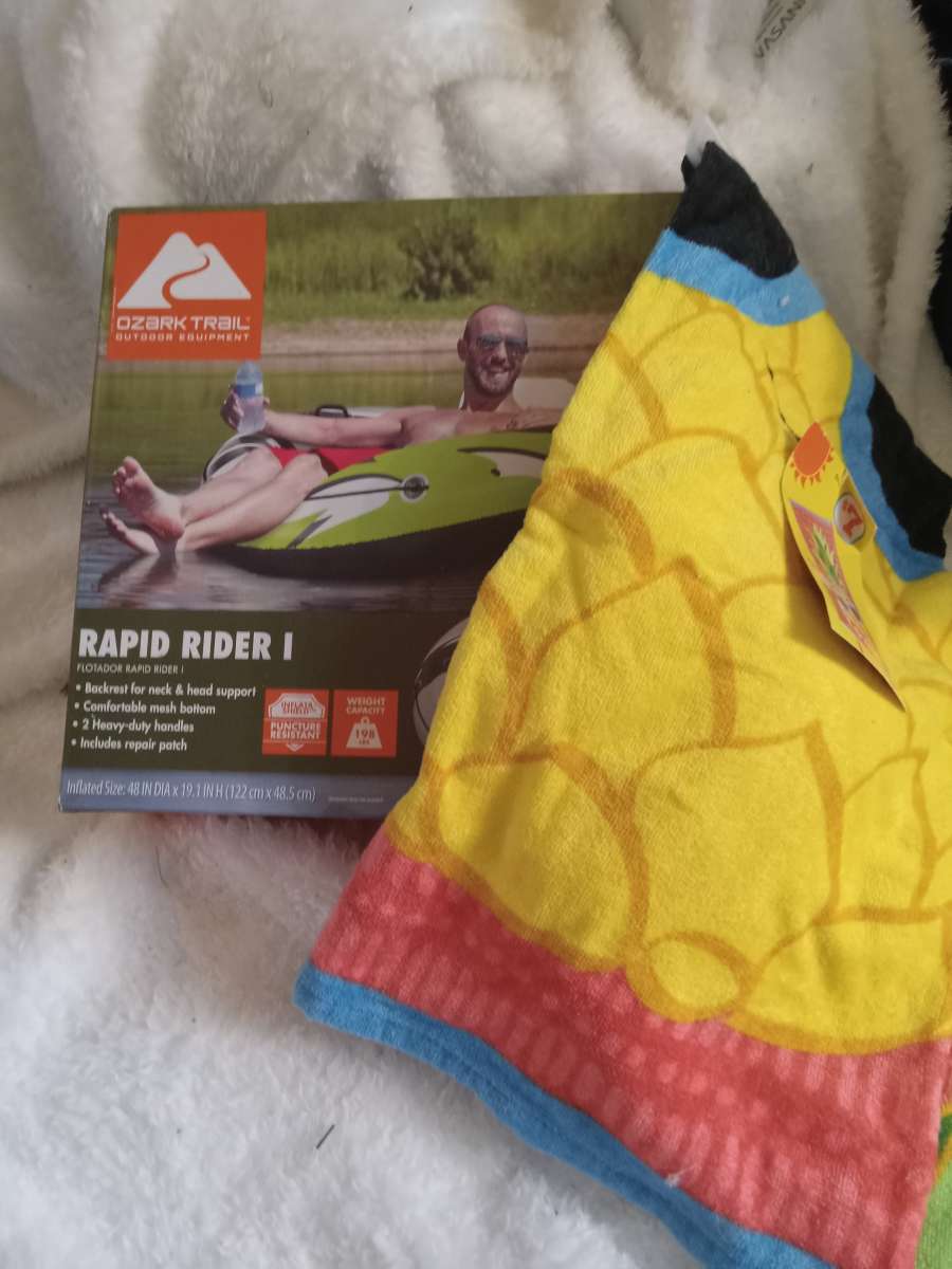 NIB INTERTUBE WITH NWT BEACHTOWEL
