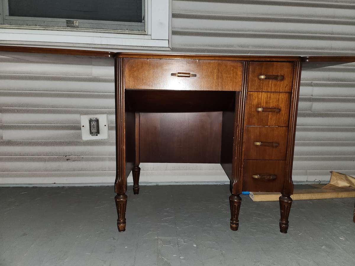 Vintage Sewing Desk With Sewing Machine
