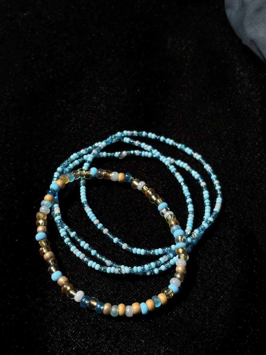 Set of 4 elastic blue and gold beaded bracelets