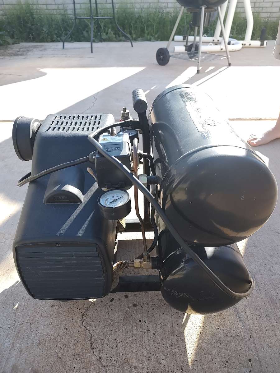 Twin tank air compressor