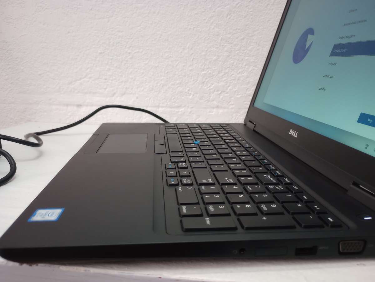 latitude 5580 not battery adapter included so you can still