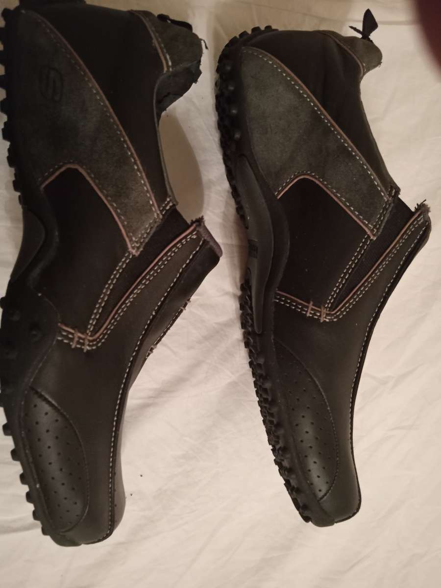 Skechers size 10