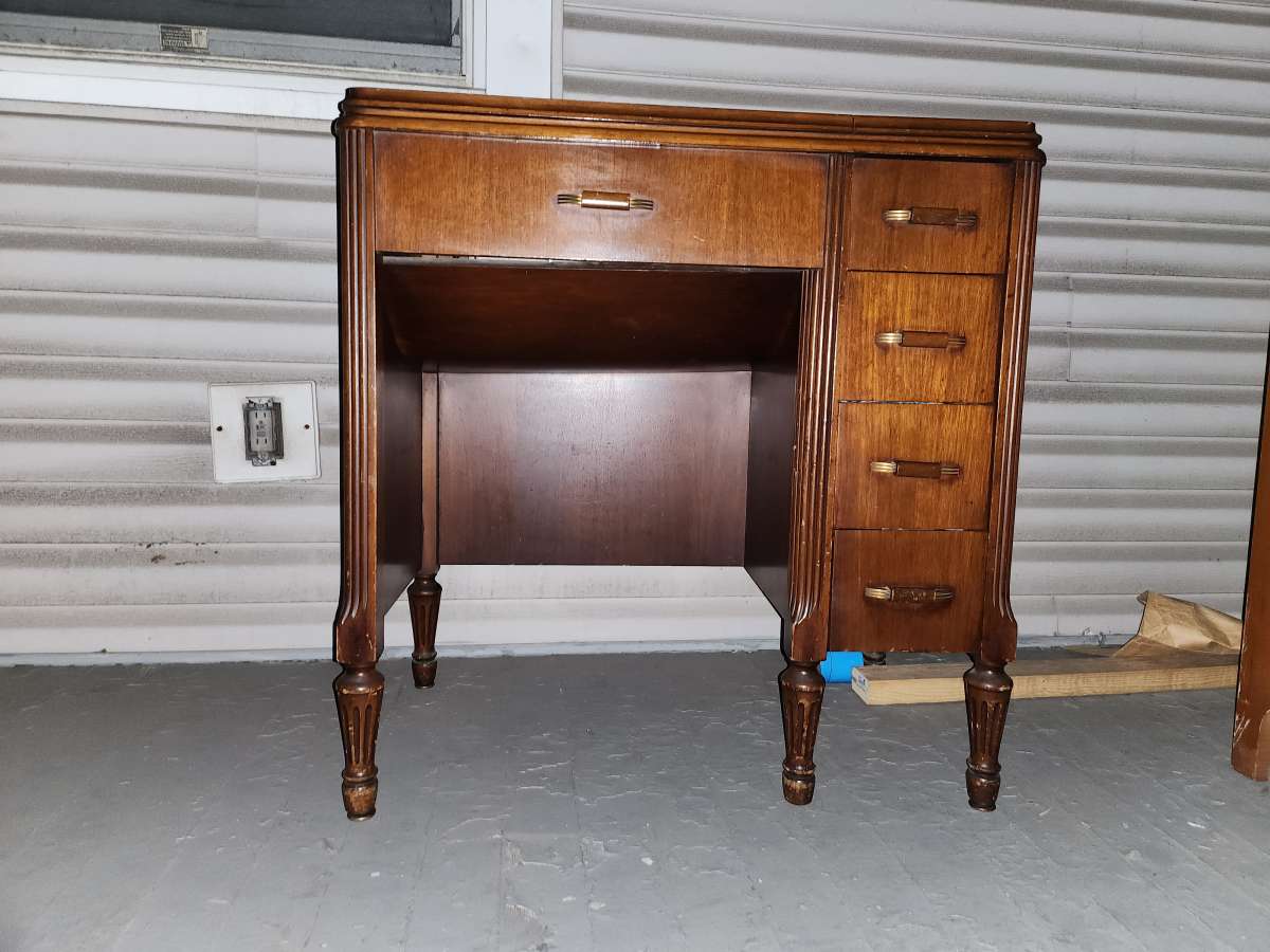 Vintage Sewing Desk With Sewing Machine