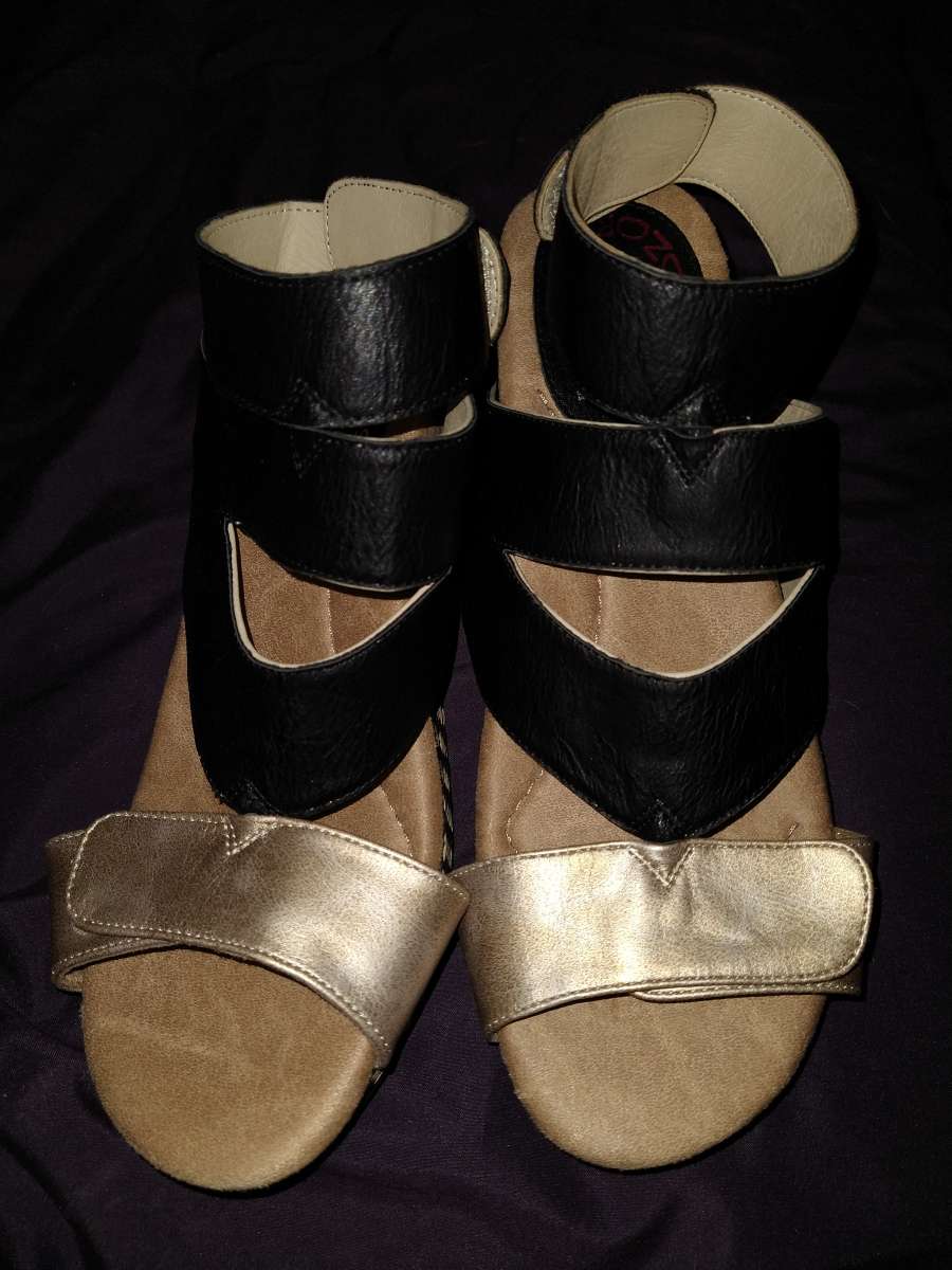MODZORI REVERSIBLE WEDGE SHOES