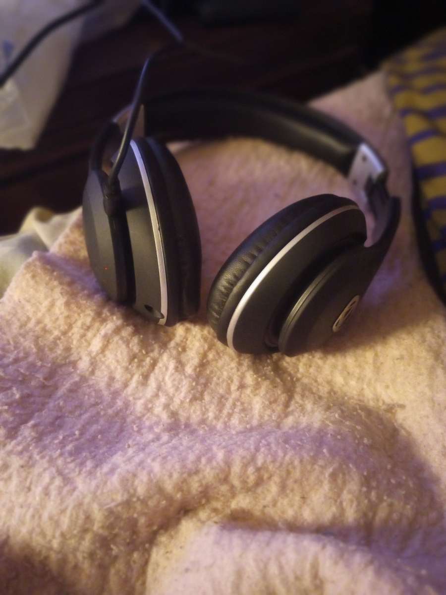 Incredible one headphones by Nick cannon