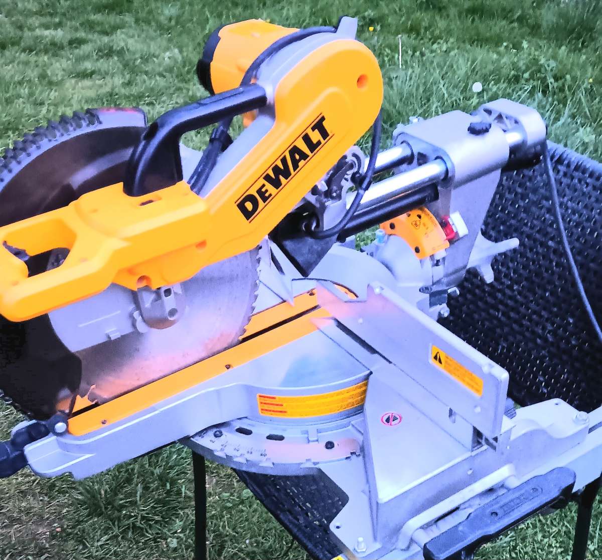 dewalt Double Bevel sliding compound miter saw