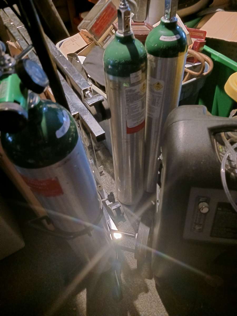 Lifestyle Oxygen concentrator with 3 O2 tanks and Carrier