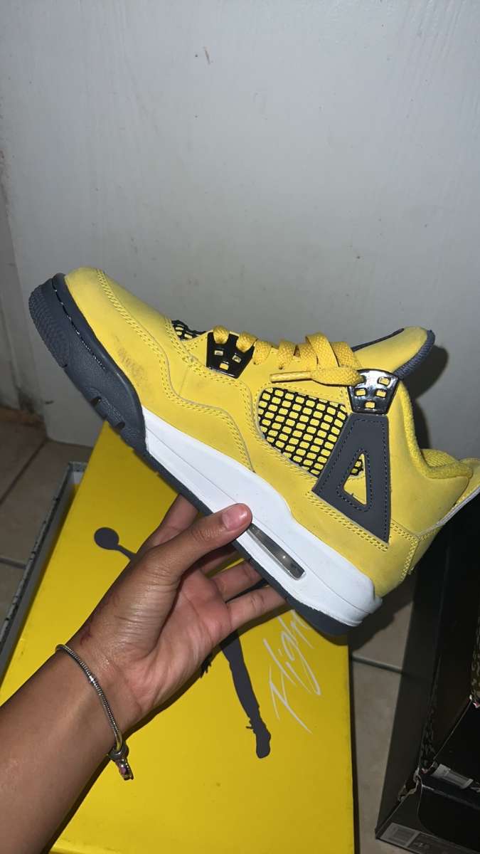 Jordan 4s lighting thunders