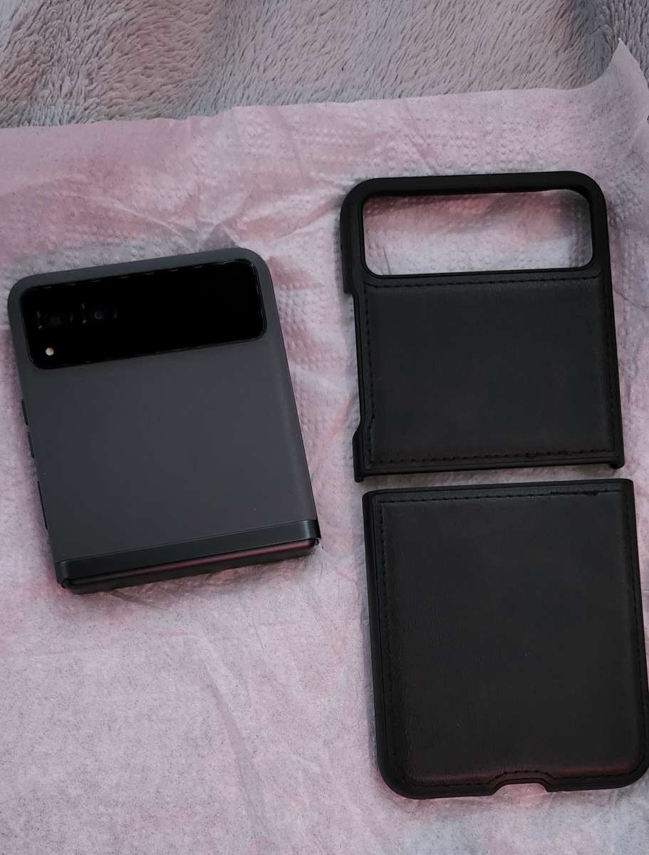 Motorola RAZR V3a  Gray Cricket Cellular Phone