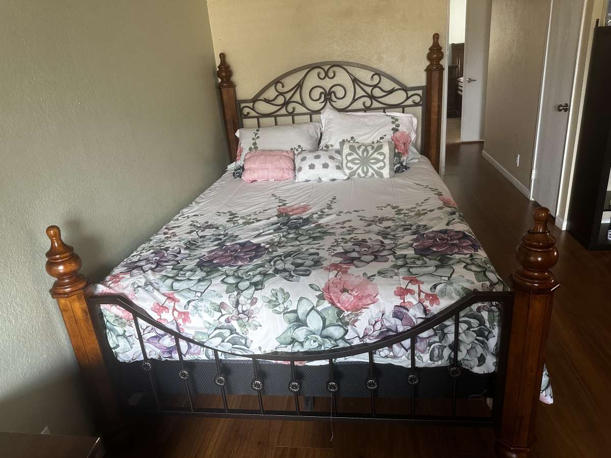Used Normal Wear Queen size bed