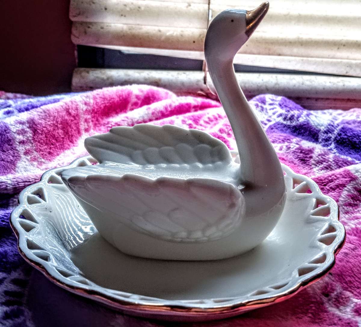 Avon White Swan Jewelry Plate
