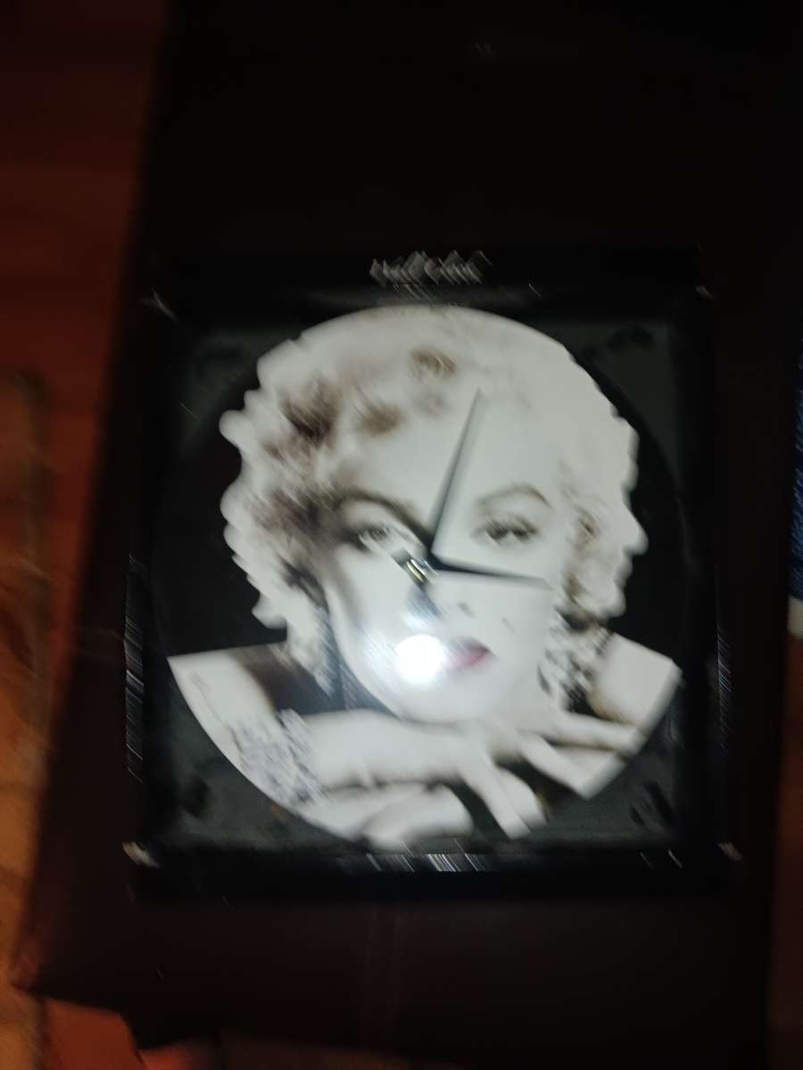 new Marilyn Monroe clock must pick up