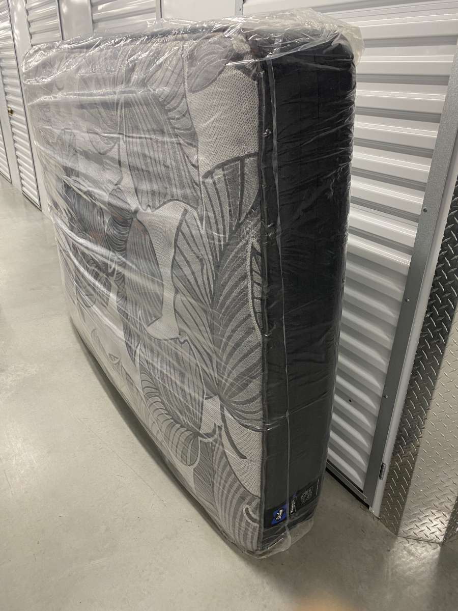 SEALY POSTUREPEDIC PLUS MATTRESS AND BOX SPRING QUEEN SIZE F