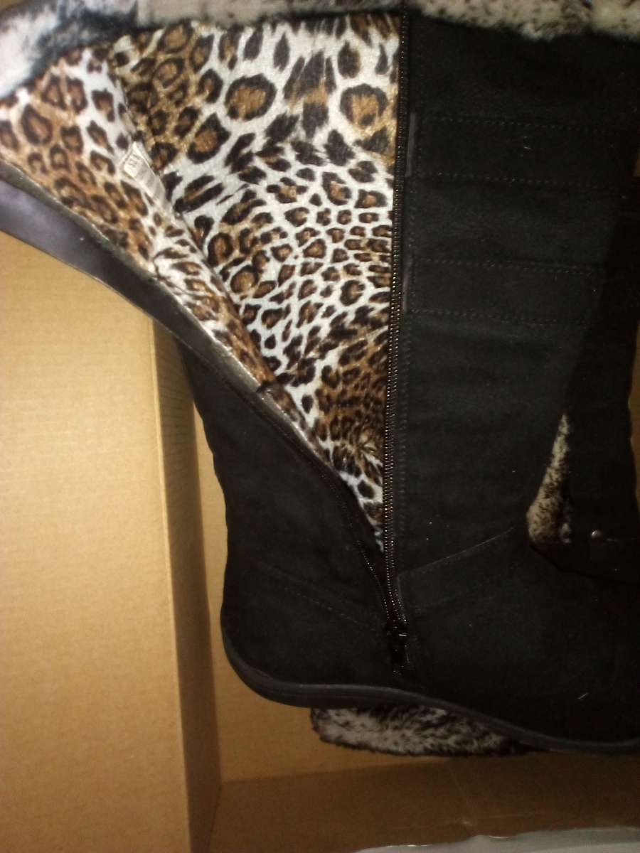 woman boots size 6 in a half