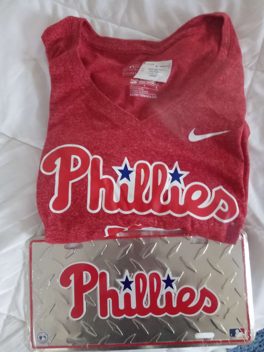 women T shirt and car plate