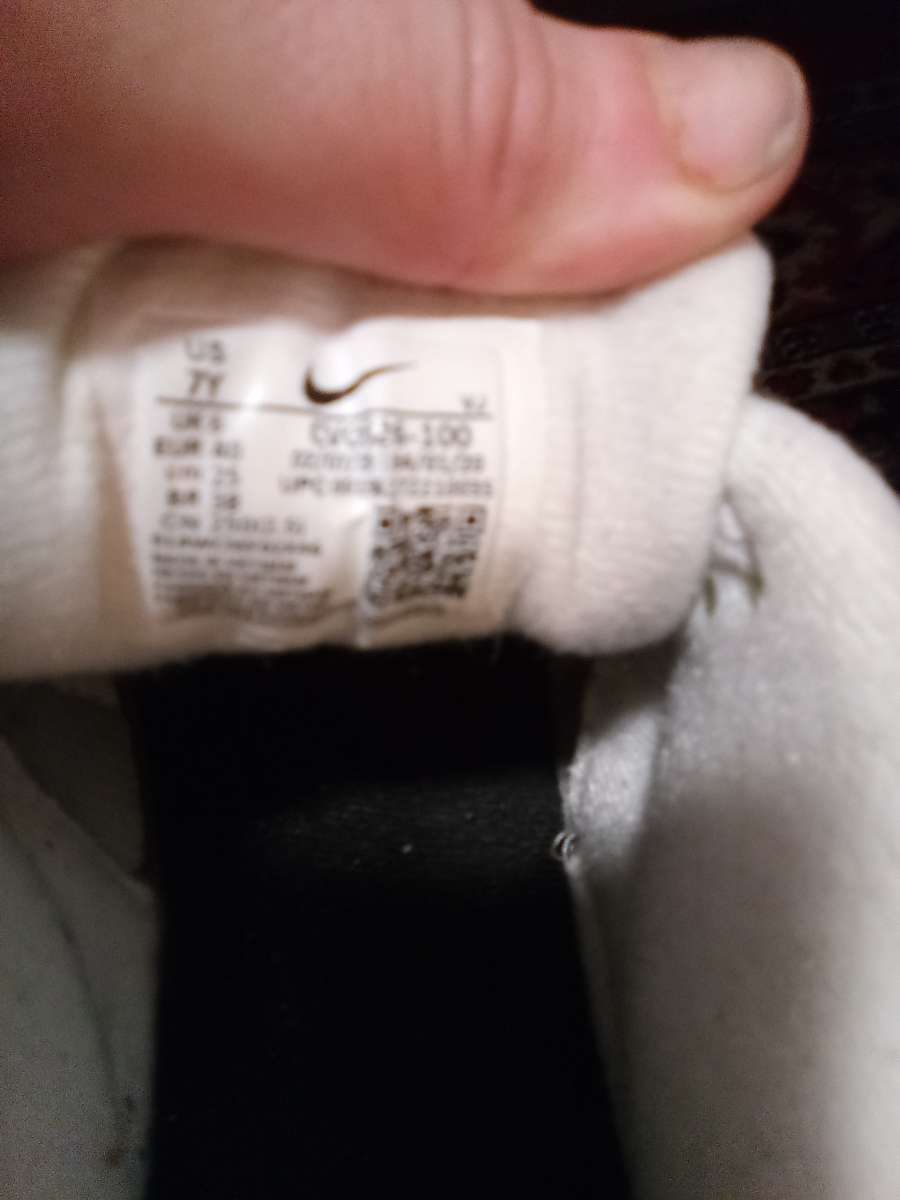 7 Y GoldWhite Nike Flyease