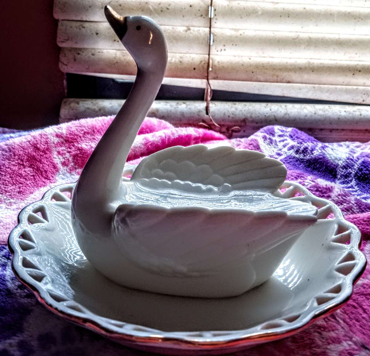 Avon White Swan Jewelry Plate