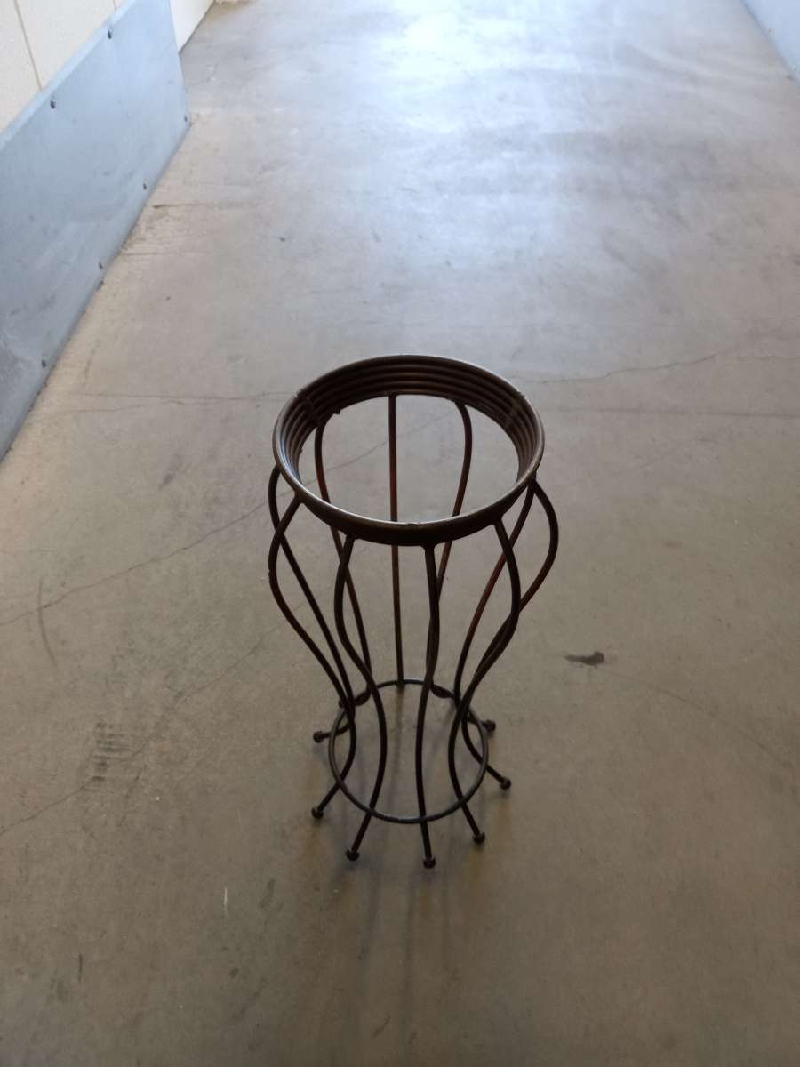 the decorative vase of steel