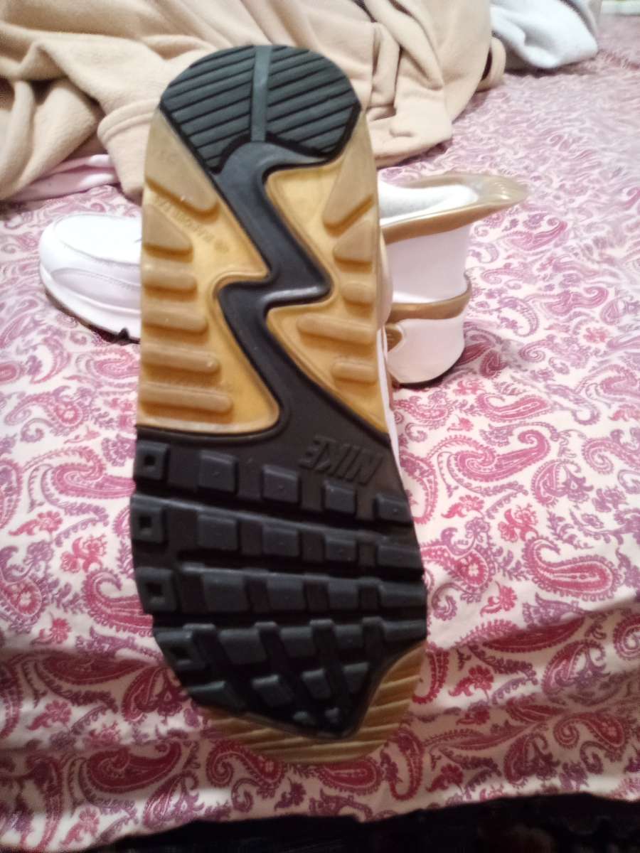 7 Y GoldWhite Nike Flyease