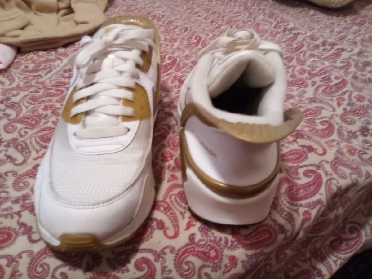 7 Y GoldWhite Nike Flyease