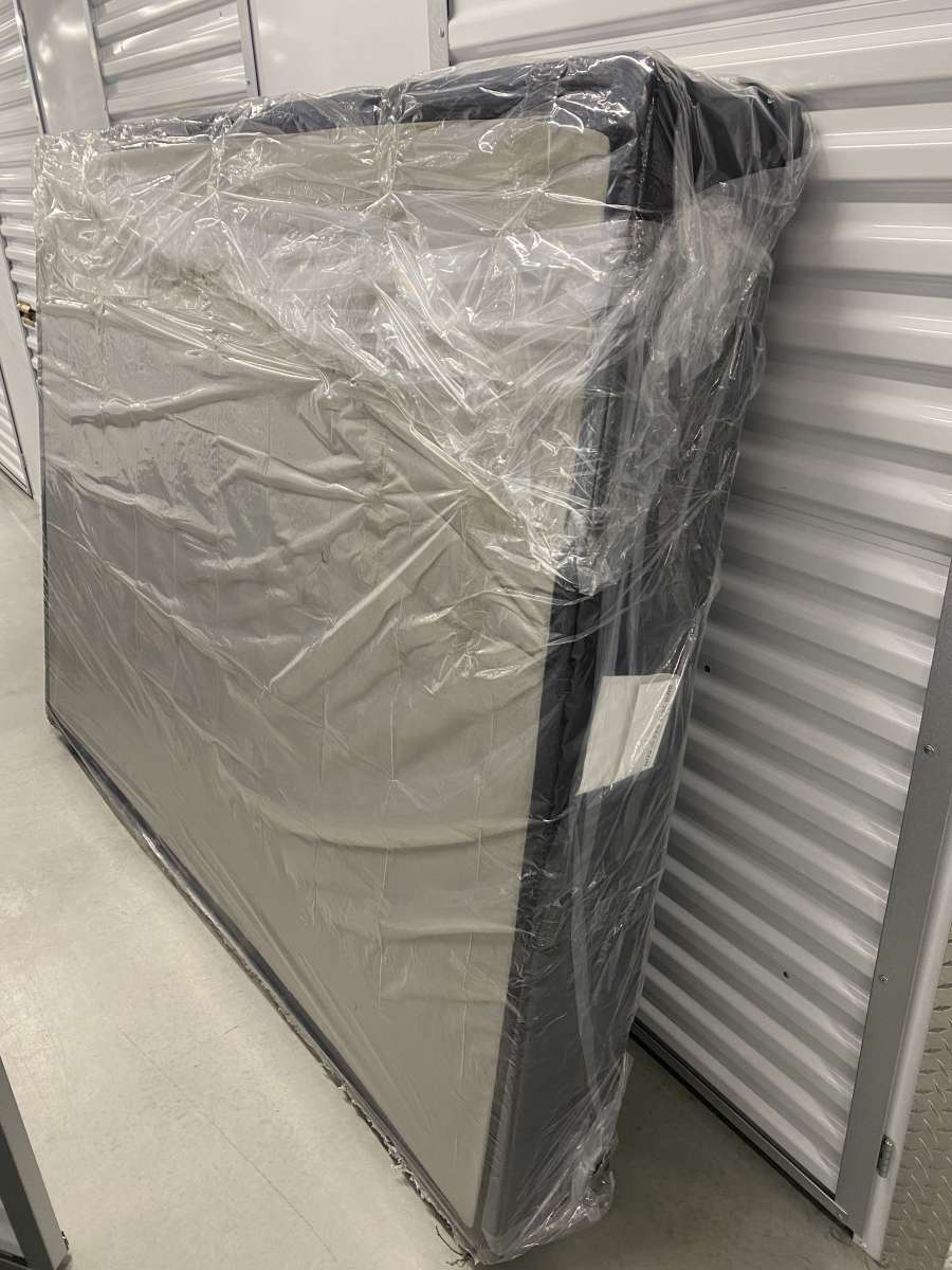 SEALY POSTUREPEDIC PLUS MATTRESS AND BOX SPRING QUEEN SIZE F
