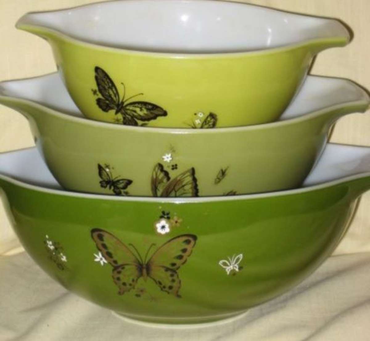 vintage green butterfly Pyrex bowls
