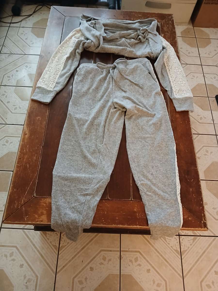 Flora Nikrooz Women 2 Piece Gray Pajama SZ Size L