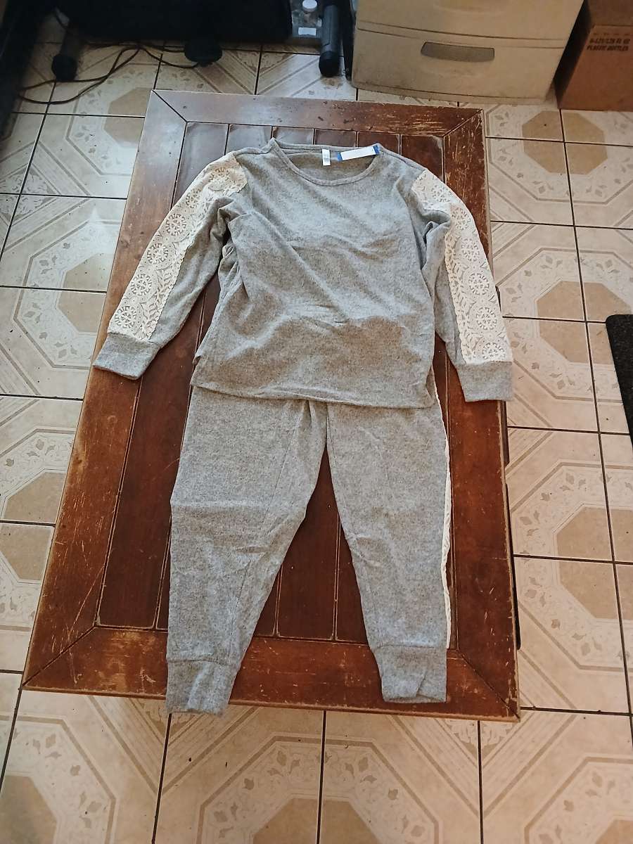 Flora Nikrooz Women 2 Piece Gray Pajama SZ Size L