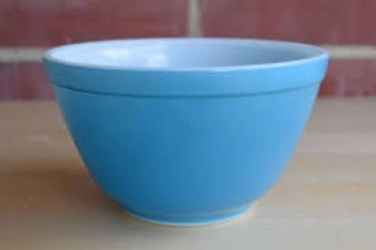 vintage Pyrex casserole dish and bowls