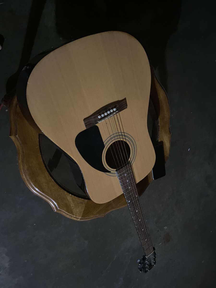 guitarra muy bonita y buena