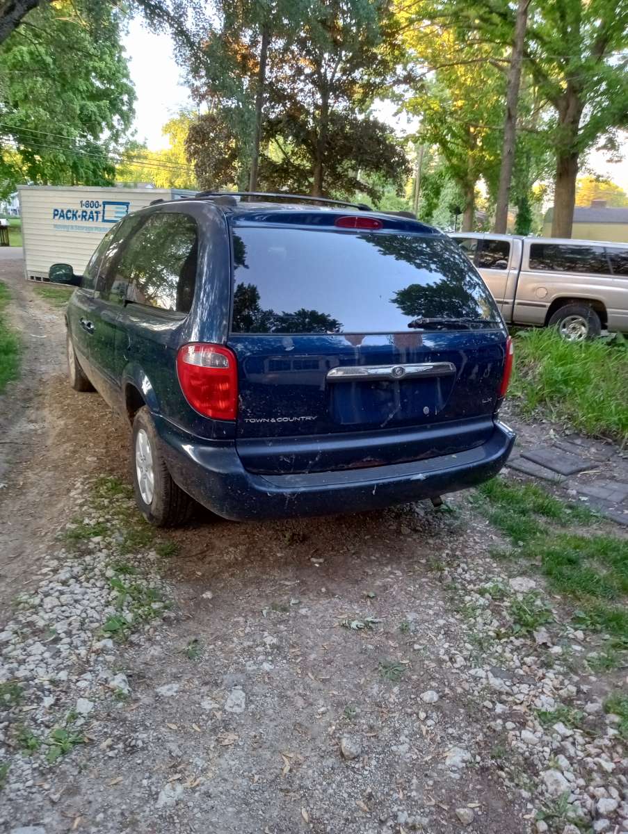 01 town n country minivan