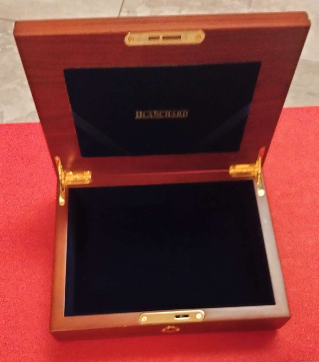 Caja de madera     wooden box