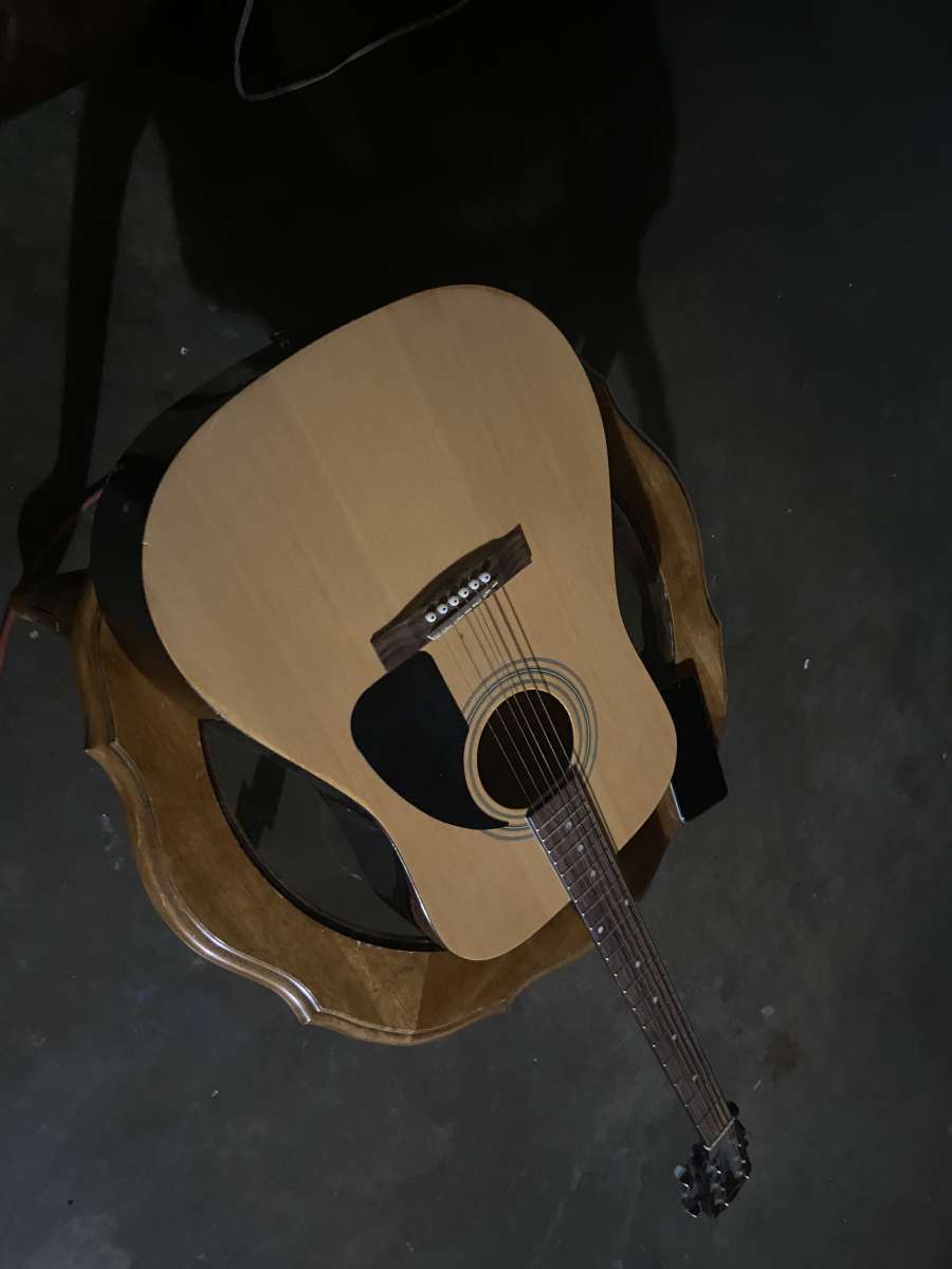 guitarra muy bonita y buena