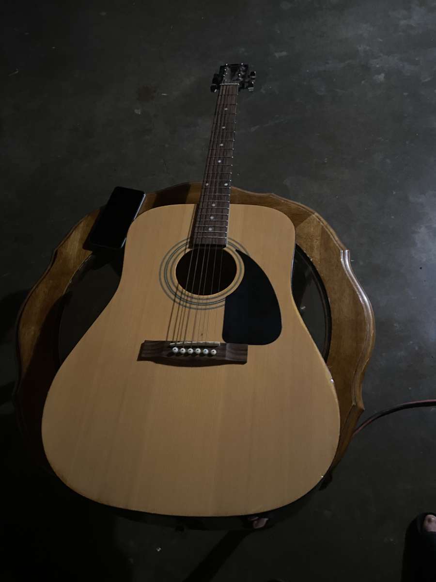 guitarra muy bonita y buena