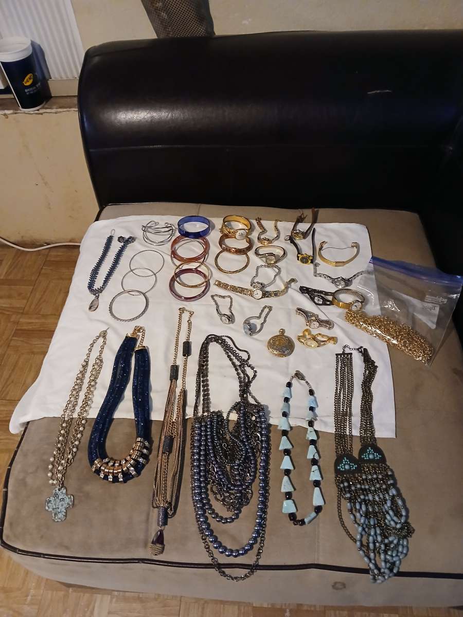 vendo estas cadenitas  relojes y  pulseras