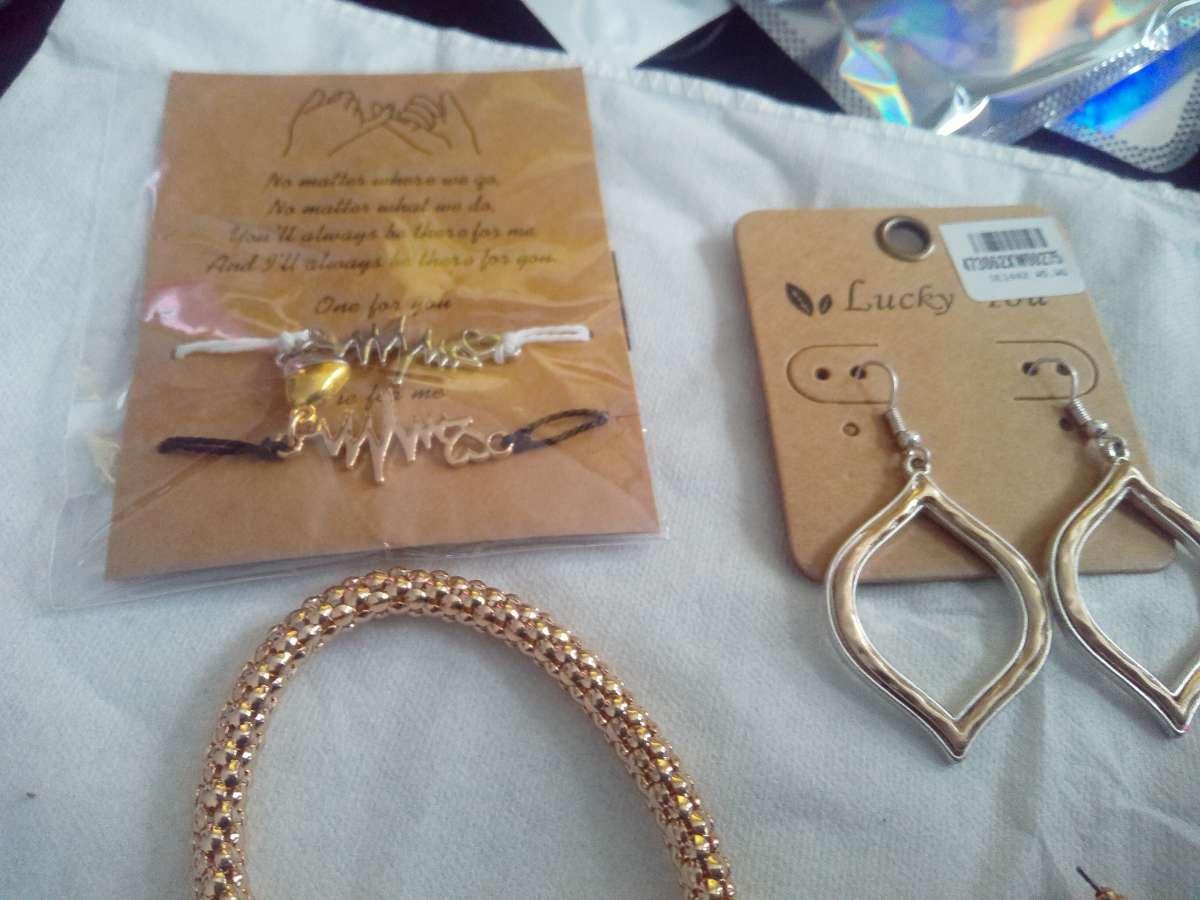 4 Piece Jewelry lot set 6