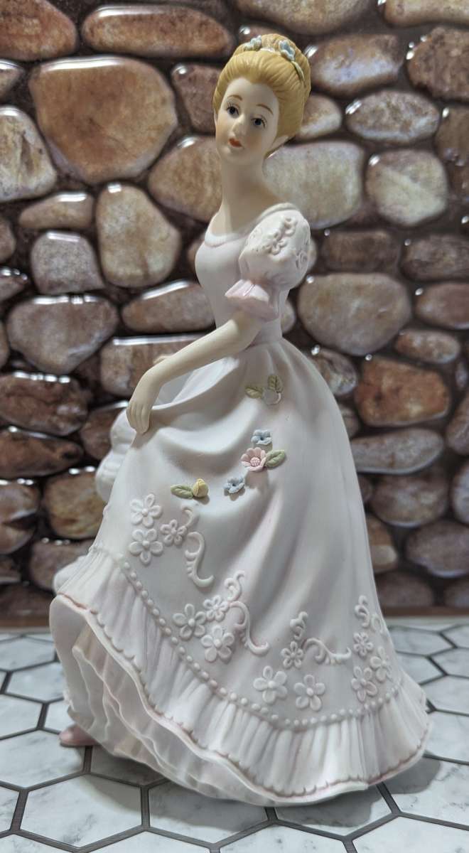 Lady Caroline Masterpiece Porcelain Collectable Figurine