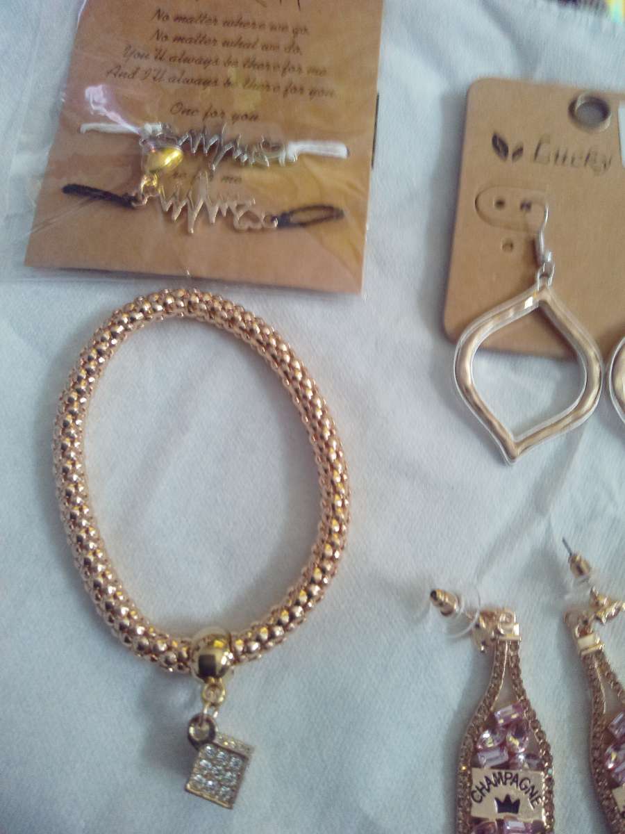 4 Piece Jewelry lot set 6