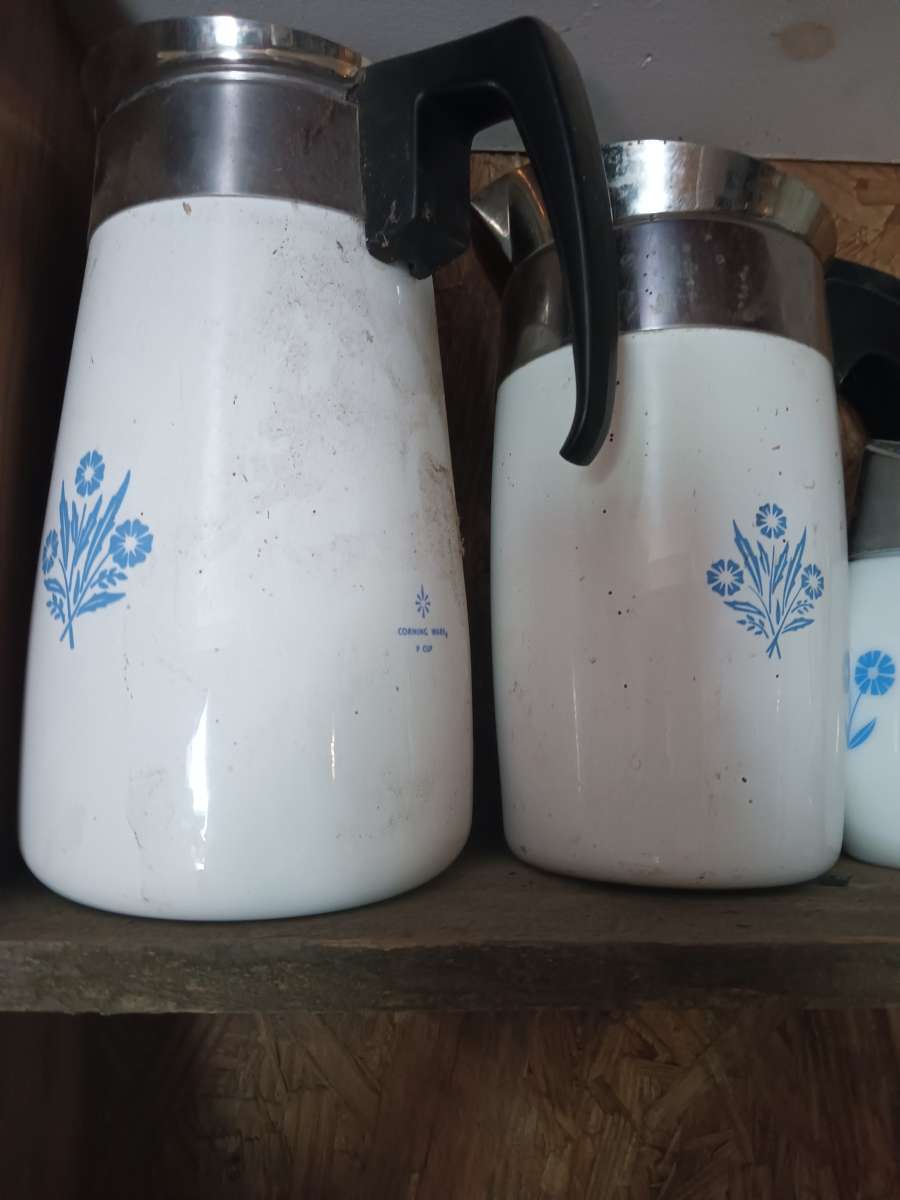 vintage Pyrex casserole dish and bowls