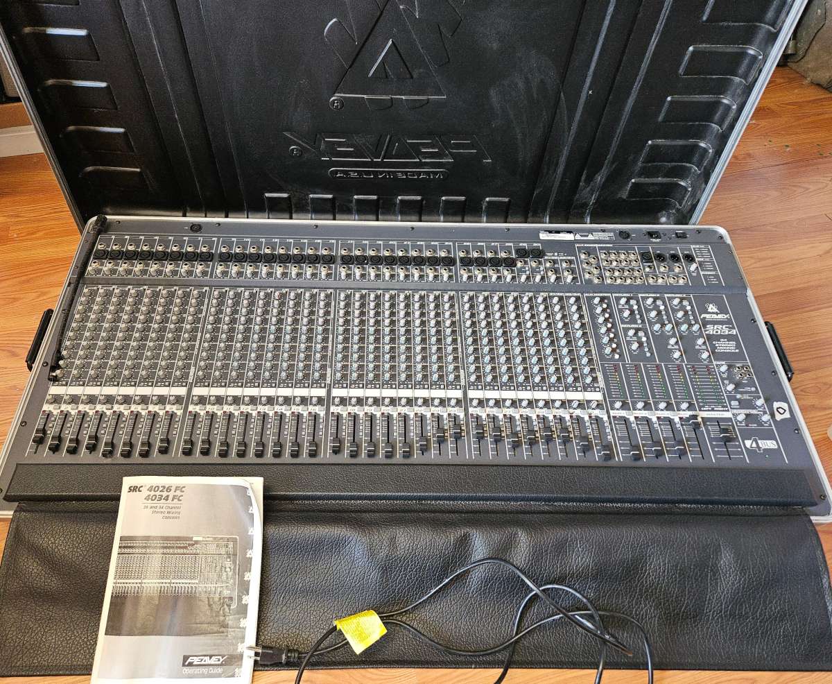 Peavey SRC 4034 34 Channel Stereo Mixing Console with Case