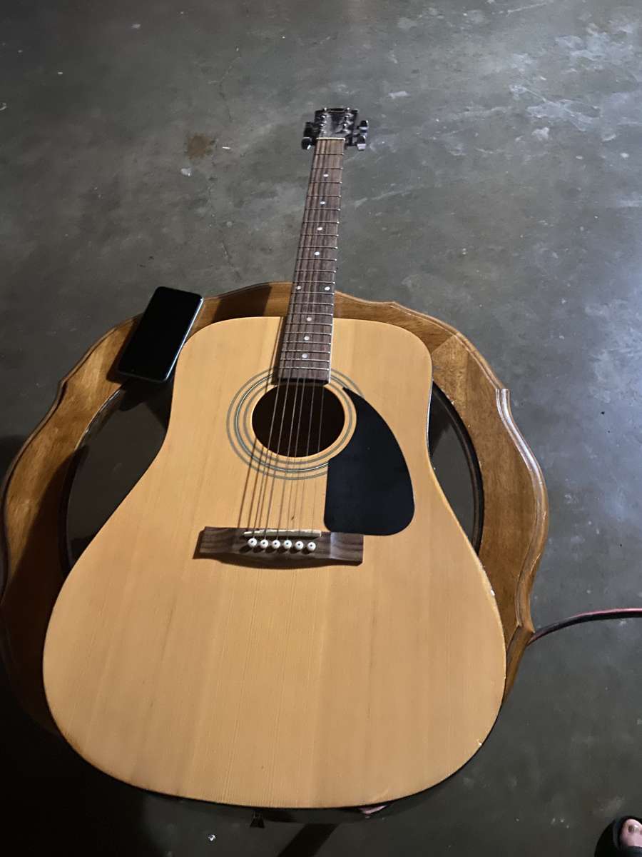 guitarra muy bonita y buena