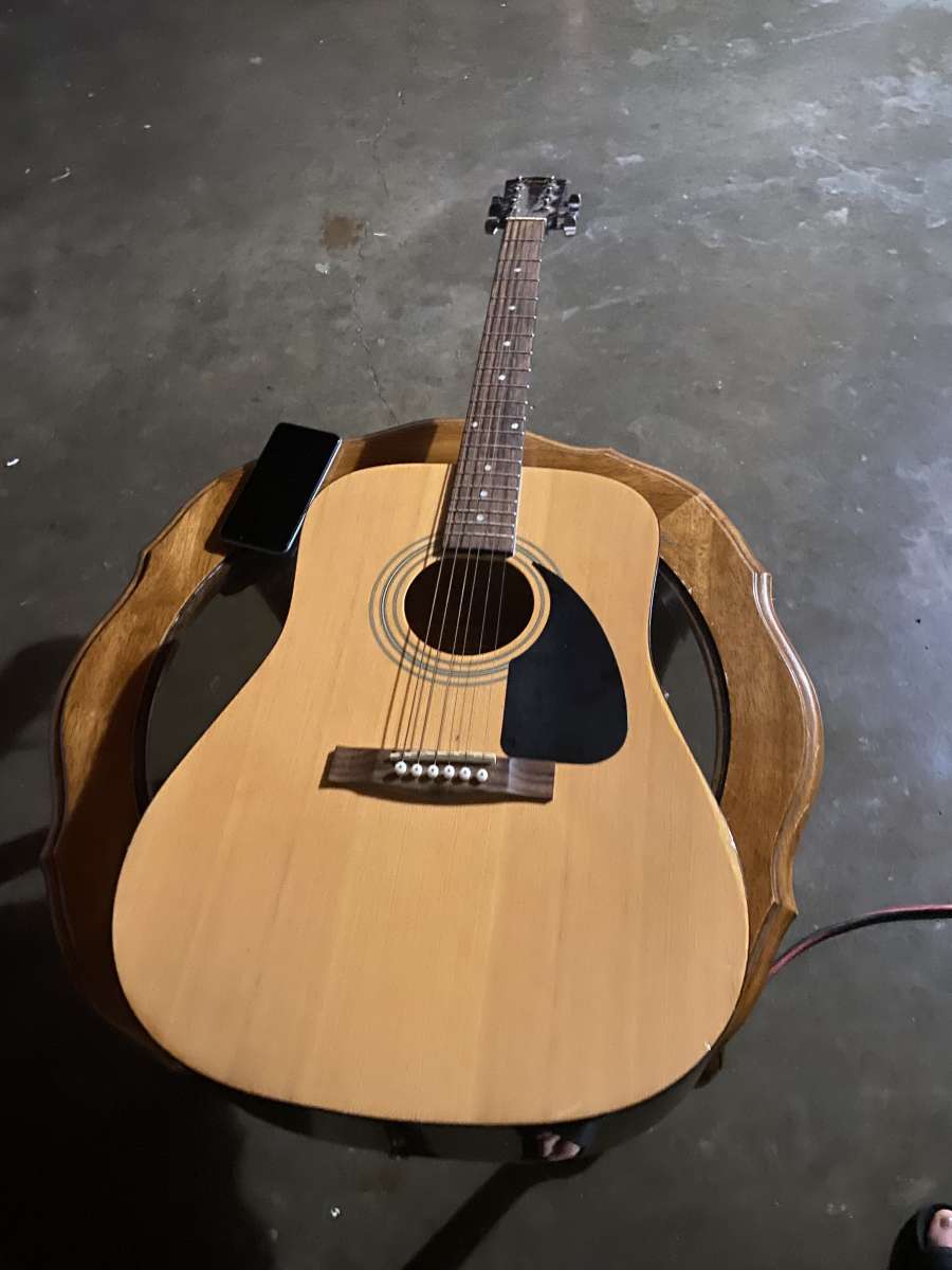 guitarra muy bonita y buena