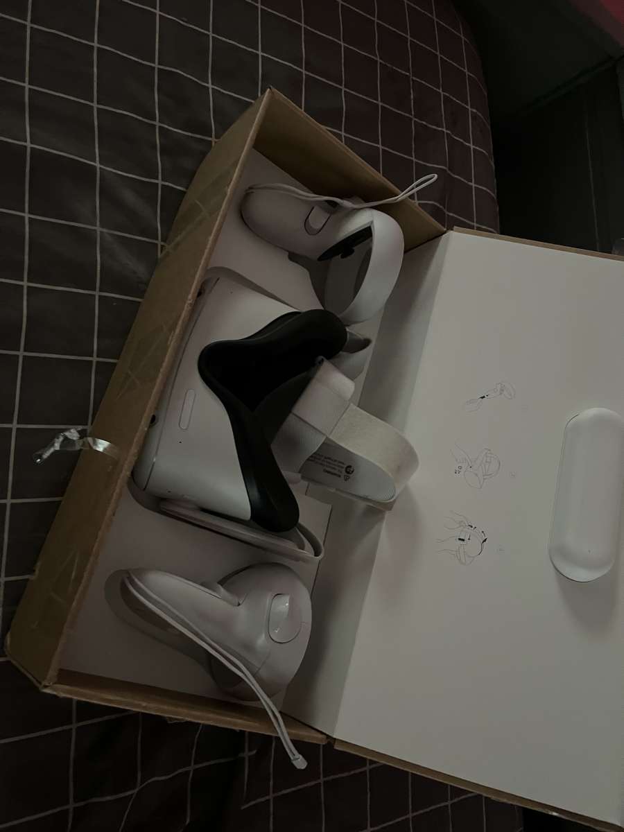 Barely used Oculus Quest 2